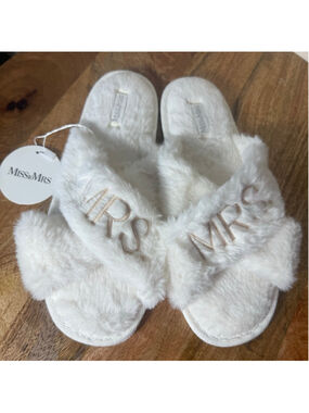 Women's Miss to Mrs White Faux Fur Slippers Size 7.5